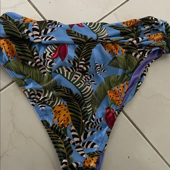 Farm Rio Bikini Set XL top & bottom 
Missing strap & pads in bra - Picture 13 of 16